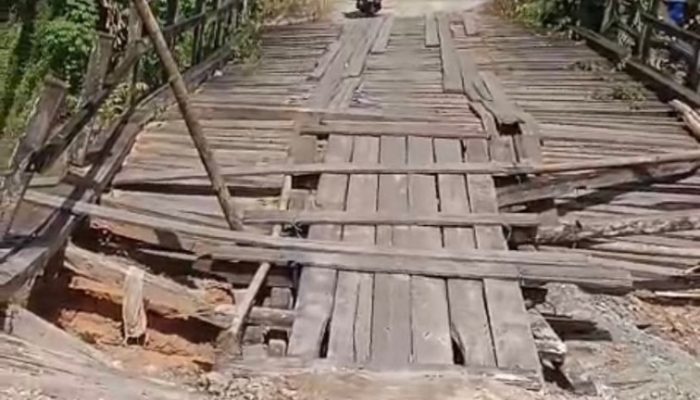 Jembatan Tua Nyaris Putus, Warga Desa Sebuntal Terancam Terisolasi