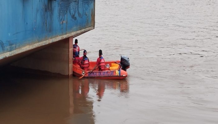 Damkarmatan Kukar Sisir Perairan Sanga-Sanga Cari Pekerja PT Astiku Sakti Yang Tenggelam