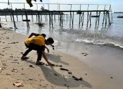 Satpolairud Polresta Balikpapan Bangun Kesadaran Lingkungan Lewat Aksi Bersih Pantai