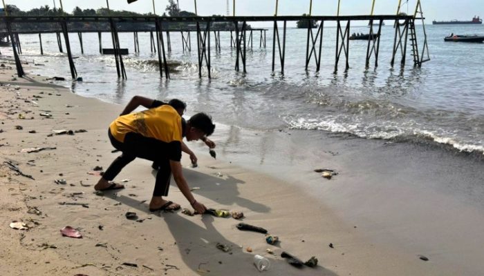 Satpolairud Polresta Balikpapan Bangun Kesadaran Lingkungan Lewat Aksi Bersih Pantai