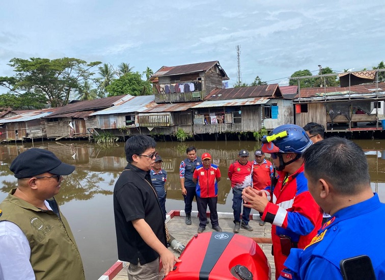 Wakil Bupati Kukar, Rendi Solihin Bersama Jajaran Disdamkarmatan Meninjau Lokasi Pemasangan Hydrant Kering. (Irvan/dutakaltimnews.com)