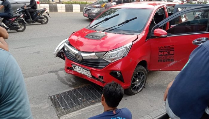 Deretan Motor Parkir Remuk Ditabrak Mobil