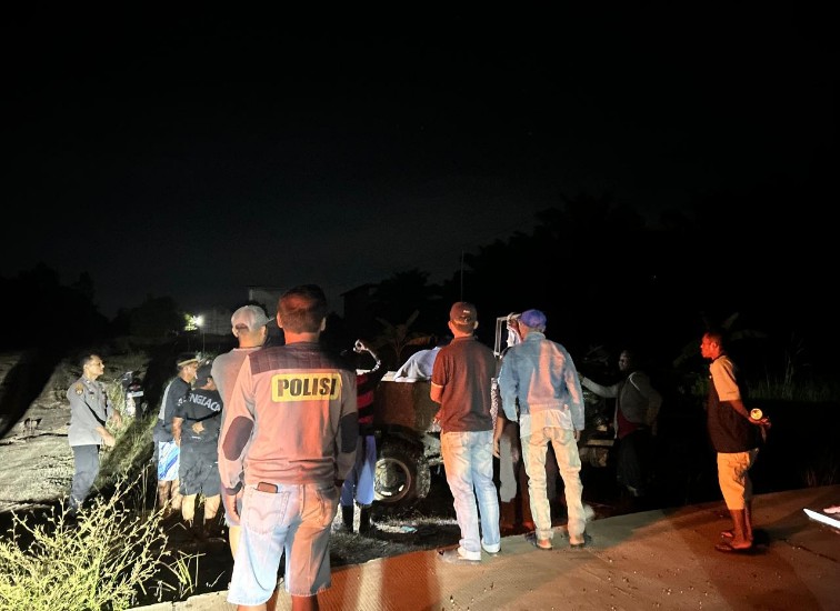 Evakuasi Jenazah Korban Di Kebun Sawit wilayah Kecamatan Anggana. (Dok. Polsek Anggana)