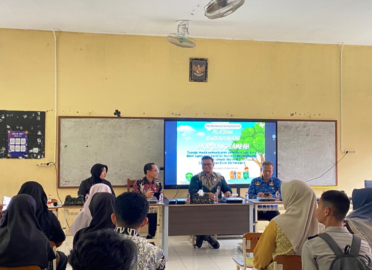 Pembukaan Roadshow Pelatihan Kewirausahaan Daur Ulang Sampah Sebagai Media Pembelajaran Sederhana Bagi Guru Dan Murid Se-Kukar, Di SMAN 2 Tenggarong. (Irvan/dutakaltimnews.com)