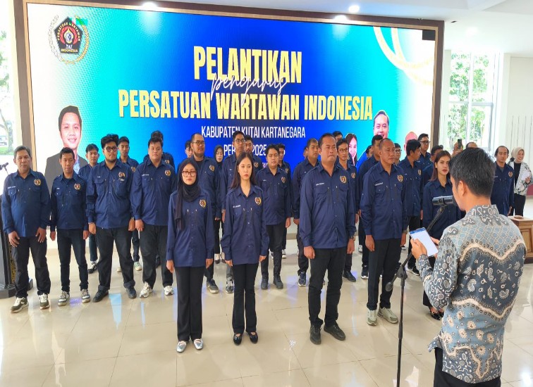 Pelantikan Pengurus Persatuan Wartawan Indonesia (PWI) Kabupaten Kutai Kartanegara Periode 2025–2028. (Irvan/dutakaltimnews.com)