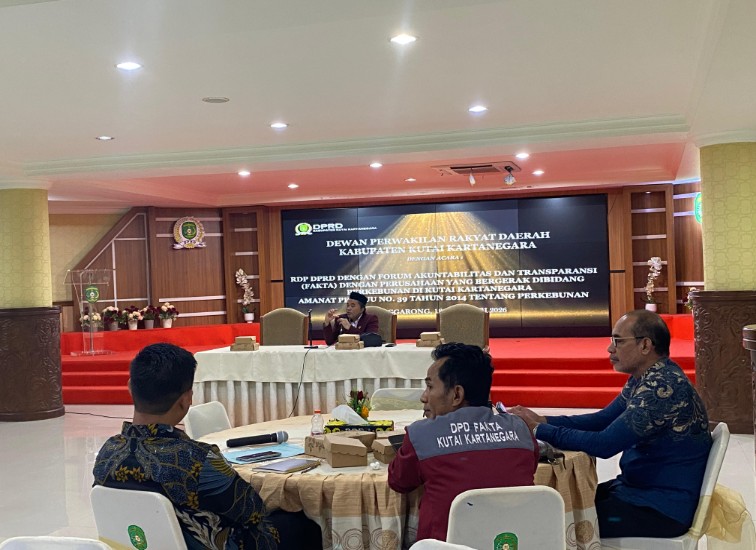 RDP DPRD Kukar Dengan Forum Akuntabilitas Dan Transparansi (Fakta) Dengan Perusahaan Yang Bergerak Dibidang Perkebunan Di Kukar, Sebagaimana Amanat UU No. 39 Tahun 2014 Tentang Perkebunan. (Irvan/dutakaltimnews.com)