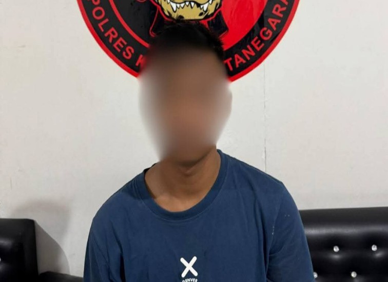 Pelaku Penjambretan Mahasiswi di Loa Kulu, Saat Diamankan Jajaran Tim Reskrim Polres Kukar. (Dok. Polres Kukar)