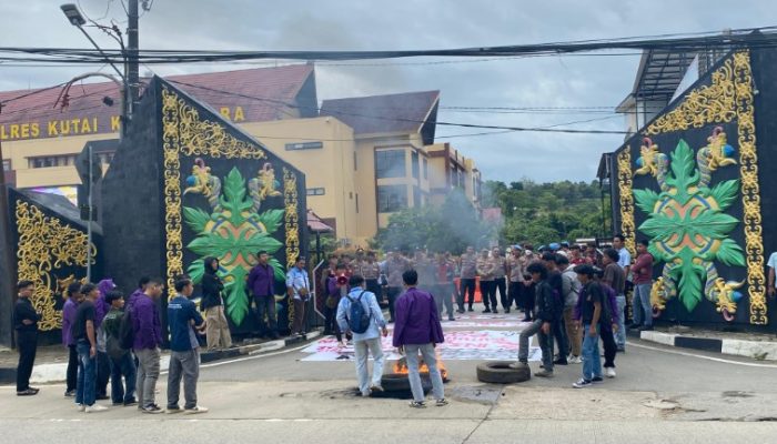 Mahasiswa Unikarta Aksi di Depan Polres Kukar, Soroti Dugaan Kekerasan Aparat dan Tambang Ilegal