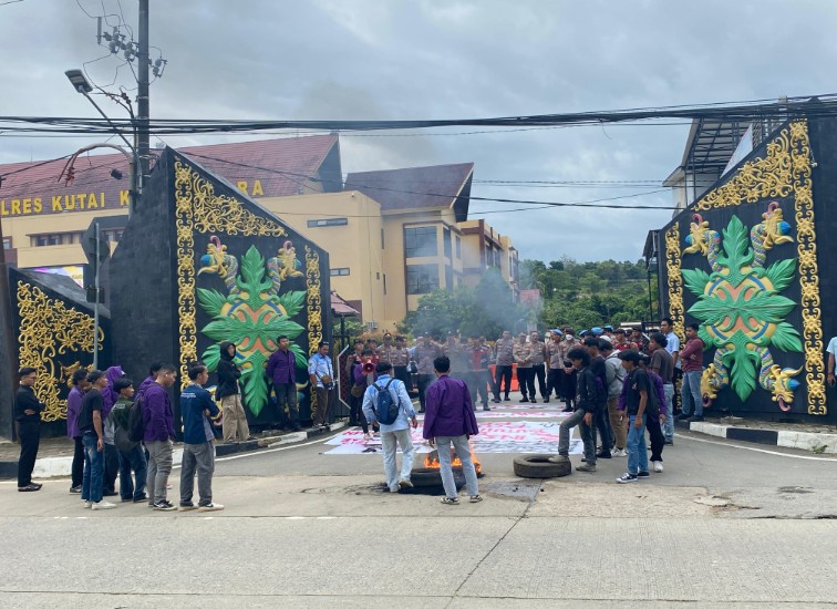 Mahasiswa Unikarta Melakukan Aksi Demonstrasi di Depan Polres Kukar. (Irvan/dutakaltimnews.com).