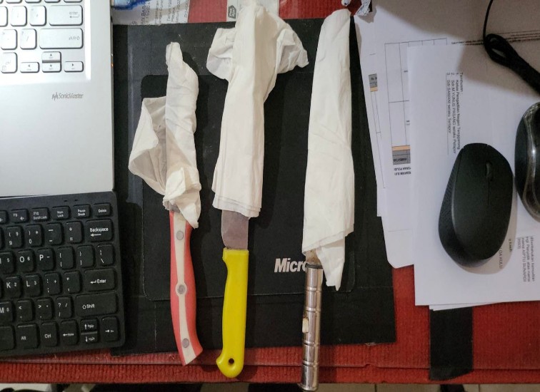 Barang Bukti Tiga Pisau Yang di Gunakan Pelaku. (Dok. Polsek Sebulu).