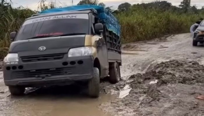 Poros Penghubung Kenohan–Kota Bangun Berlumpur dan Rusak Parah