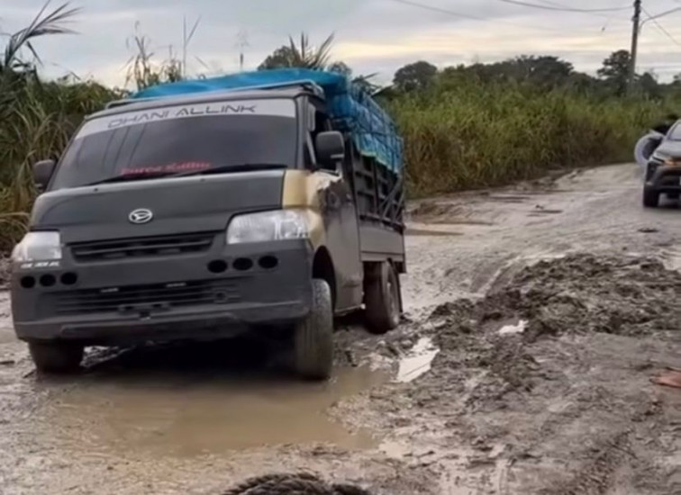 Kondisi Jalan poros penghubung Kecamatan Kenohan dan Kecamatan Kota Bangun. (Istimewa)