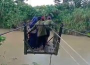 Demi Sekolah, Anak-anak Santan Ulu Pertaruhkan Nyawa Naik Kereta Katrol Seberangi Sungai