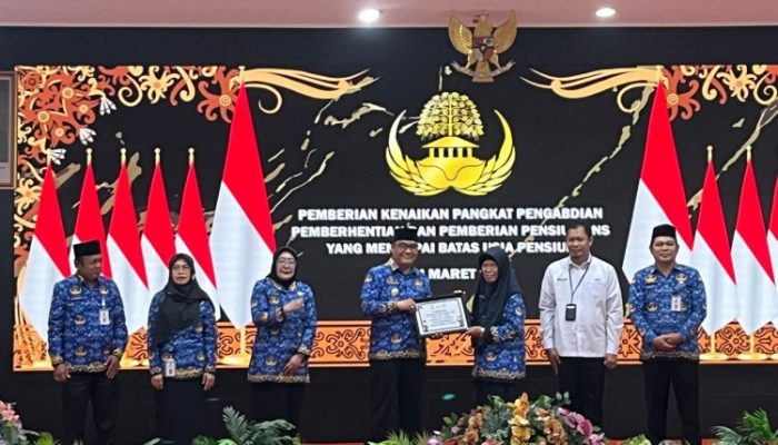 Mayoritas Guru Purnatugas, Balikpapan Lepas 12 ASN dengan Penghormatan dan Apresiasi