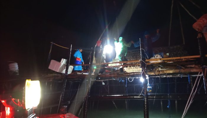 Diterjang Cuaca Ekstrem, SAR Balikpapan Evakuasi 12 Pemancing di Laut Lamaru