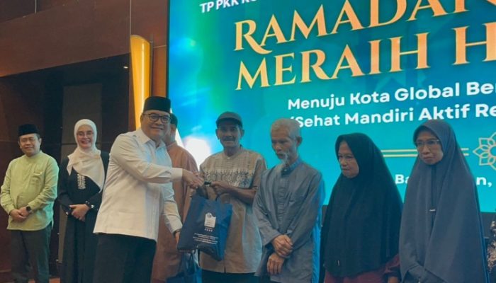 Berbagi Paket Sembako untuk Lansia, Wujud Kepedulian Sosial TP PKK dan Hotel Blue Sky