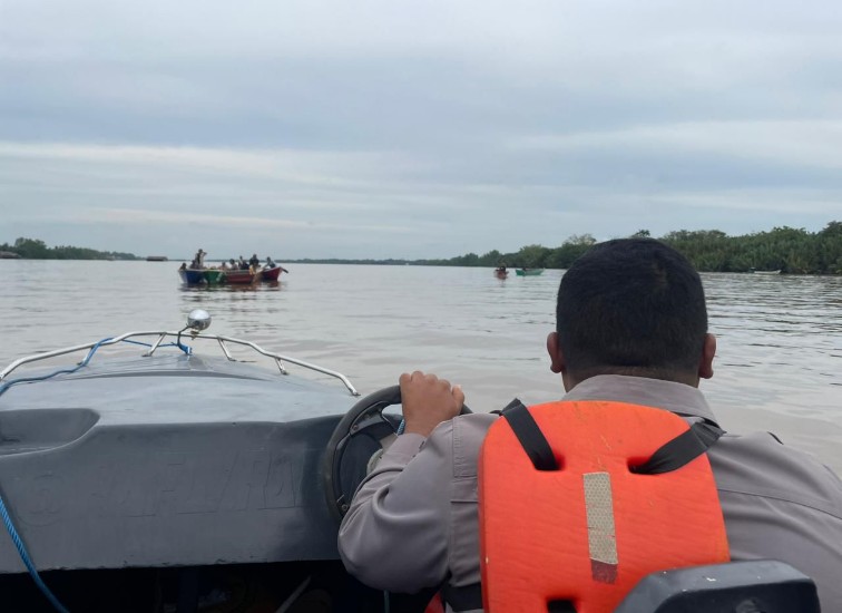 Pencarian Nelayan Tenggelam di Perairan Sungai Tamapole, Kelurahan Tamapole, Kecamatan Muara Jawa, Kabupaten Kutai Kartanegara. (Dok. Polairud Polres Kukar)