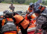 Petugas Saat Evakuasi Korban Nelayan yang Tenggelam Tersambar Petir di Sungai Mahakam. (Dok. BPBD Kukar)