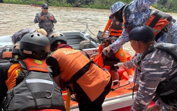 Petugas Saat Evakuasi Korban Nelayan yang Tenggelam Tersambar Petir di Sungai Mahakam. (Dok. BPBD Kukar)