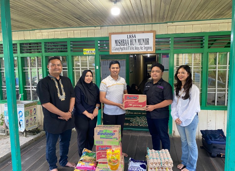 PWI Kukar Bersama SMSI dan JMSI Saat Menyalurkan Bantuan Sembako. (Irvan/dutakaltimnews.com)