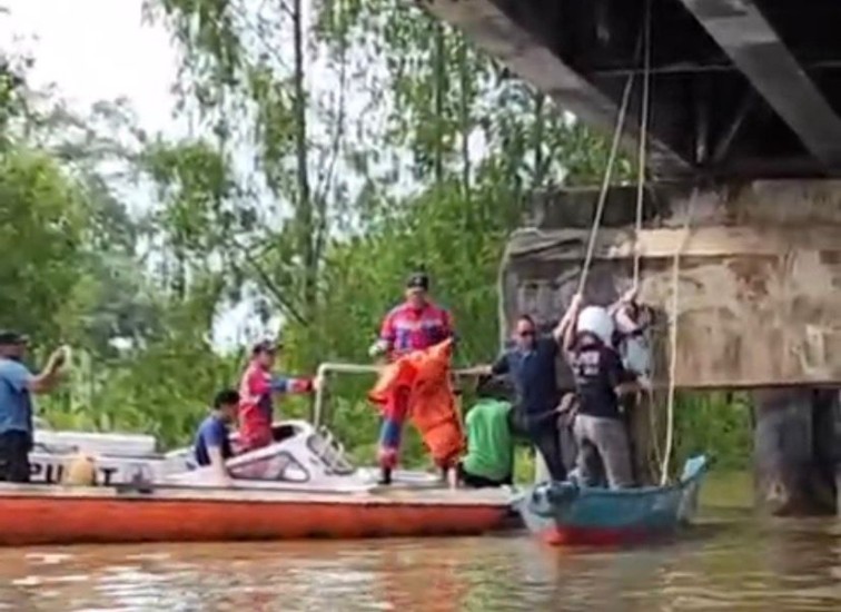 Petugas Saat evakuasi Korban. (Dok. Damkarmatan Kukar)