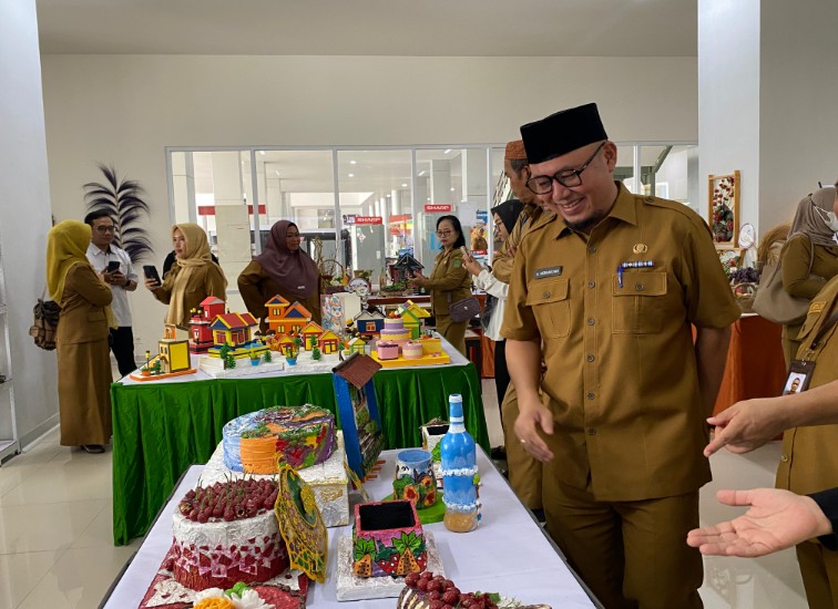 Kepala Dinas Disdikbud Kukar, Heriansyah, Saat melihat hasil karya daur ulang yang dipamerkan. (Irvan/dutakaltimnews.com)