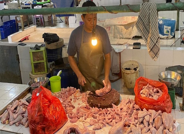 Pedagang Ayam di Pasar Mangkurawang. (Irvan/dutakaltimnews.com)