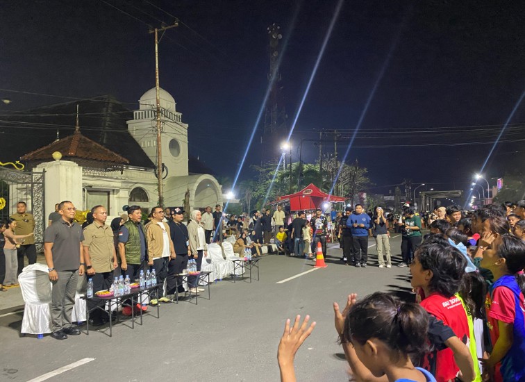 Suasana Runstreet di depan Kedaton Kesultanan Kutai Kartanegara Ing Martadipura, Tenggarong. (Irvan/dutakaltimnews.com)