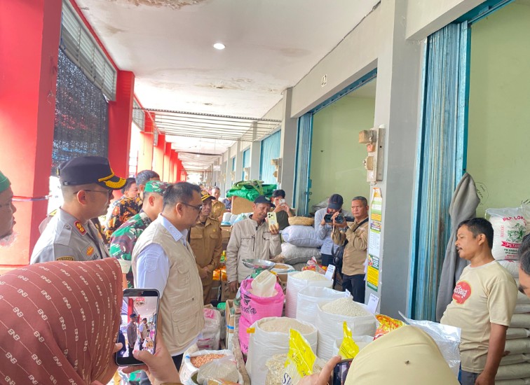 Pemkab Kukar Monitoring Ketersediaan, Harga, Serta Distribusi Bahan Kebutuhan Pokok di Pasar Mangkurawang. (Irvan/dutakaltimnews.com)