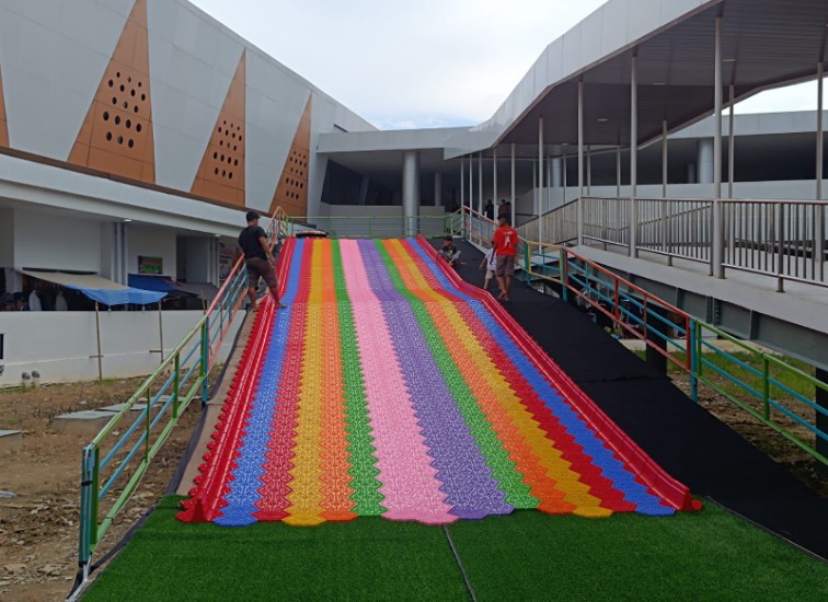 Wahana Rainbow Slide di Pasar Tangga Arung Square, Tenggarong. (Irvan/dutakaltimnews.com)