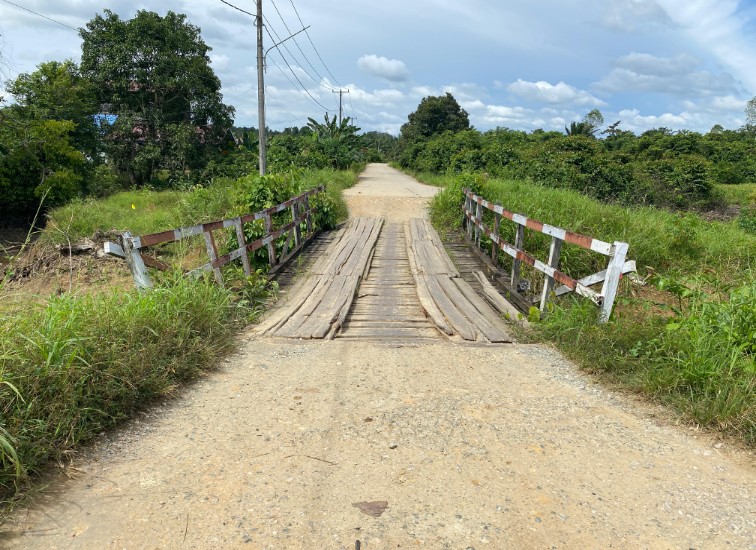 Kondisi Jembatan Akses penghubung utama di Jalan Poros RT 006, Dusun Baruk, Desa Jonggon, Kecamatan Loa Kulu. (Dok. Kepala Dusun Jonggon Desa, Iyong Saputra)