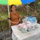 Penjual Bunga Tabur di Area Makam Kelambu Kuning Tenggarong. (Irvan/dutakaltimnews.com)