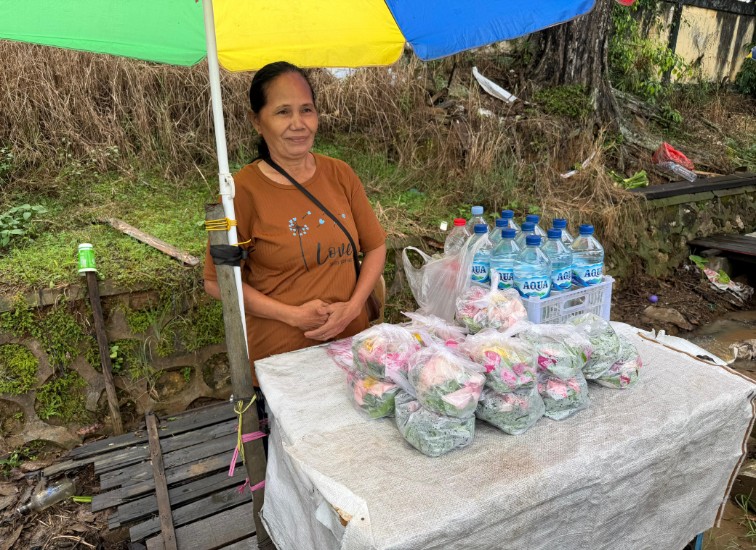 Penjual Bunga Tabur di Area Makam Kelambu Kuning Tenggarong. (Irvan/dutakaltimnews.com)