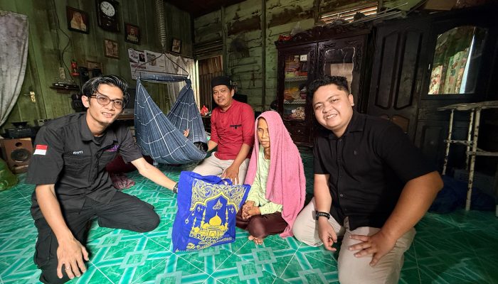 Berbagi di Ujung Ramadan, SMSI Kukar Salurkan Sembako ke Warga Tenggarong