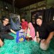 Penyaluran Bantuan Kepada Salah Satu Warga Kurang Mampu di Tenggarong (Foto : SMSI Kukar)
