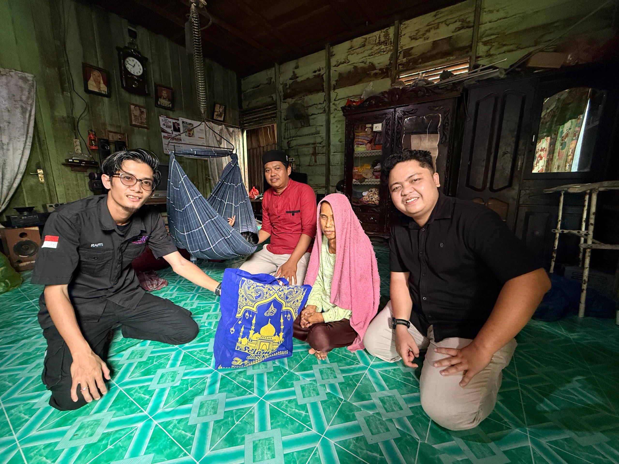 Penyaluran Bantuan Kepada Salah Satu Warga Kurang Mampu di Tenggarong (Foto : SMSI Kukar)