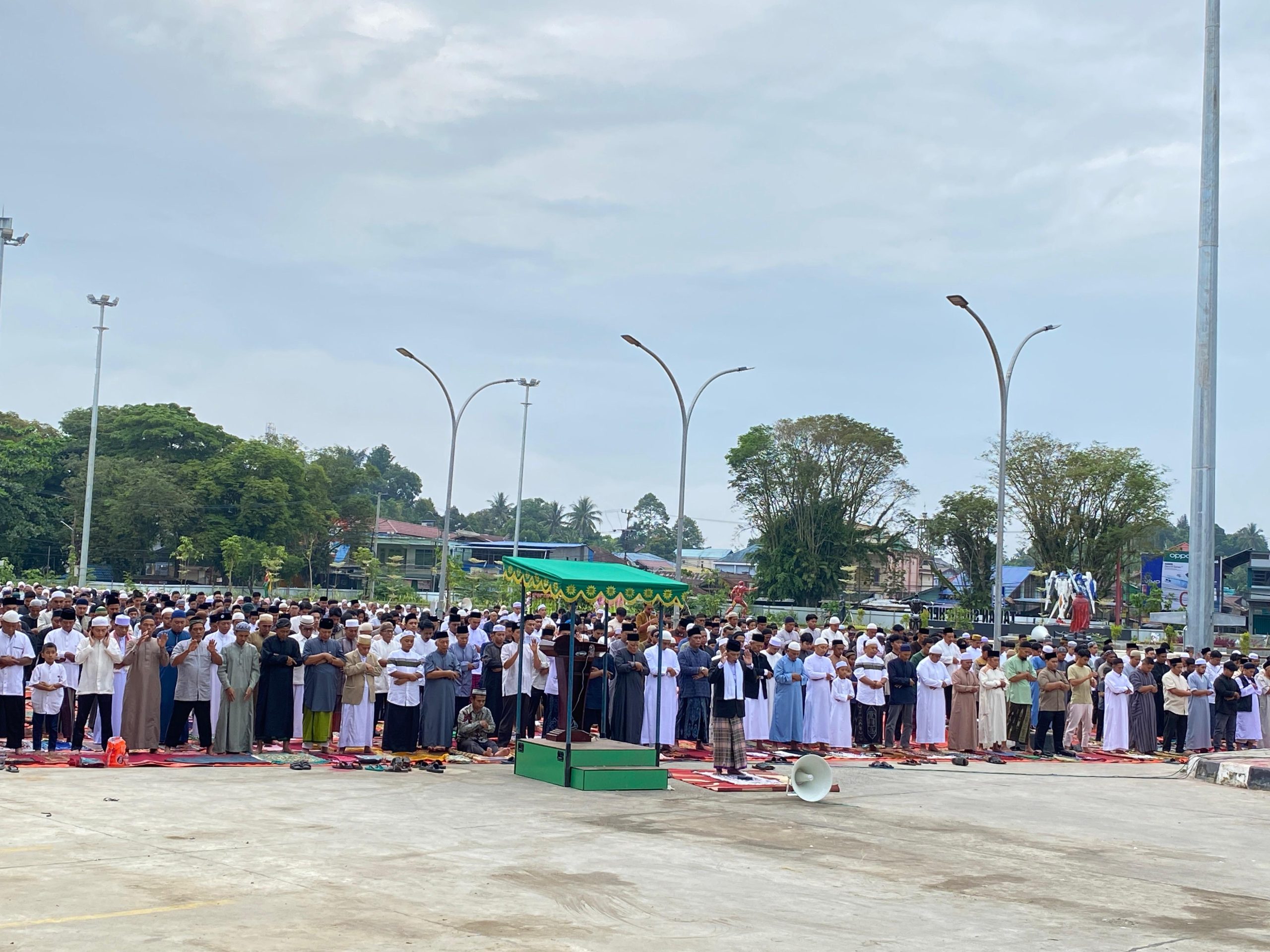 Pelaksanaan Solat Idulfitri 1447 Hijriah warga Muhammadiyah di halaman parkir Pasar Tangga Arung Square, Tenggarong. (Irvan/dutakaltimnews.com)