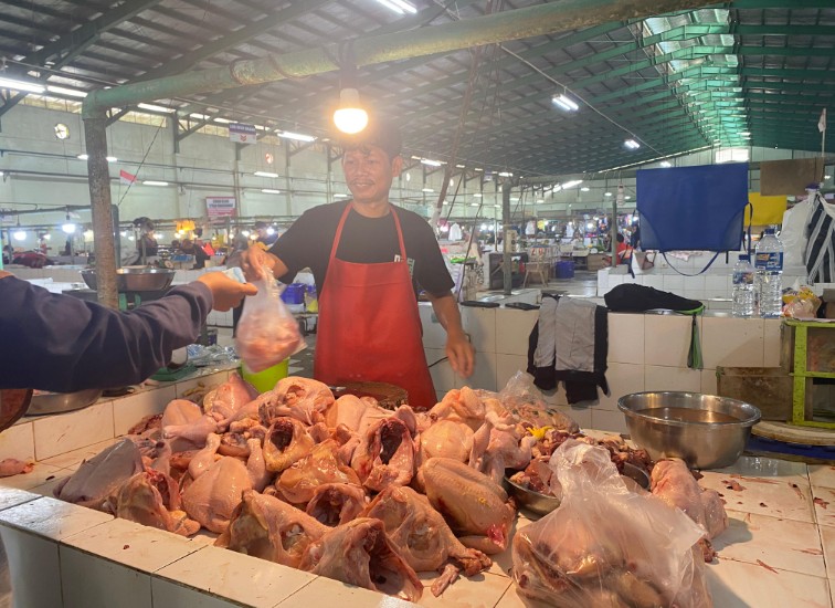 Lapak Pedagang Ayam Potong di Pasar Mangkurawang. (Irvan/dutakaltimnews.com)