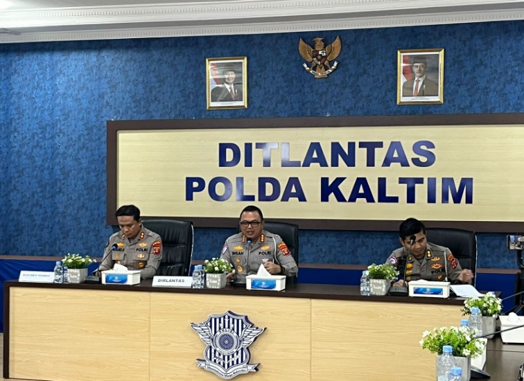 (Tengah) Direktur Lalu Lintas Polda Kalimantan Timur, Kombes Pol Ahmad Yanuari Insan. (Teks foto: Sulastri/Dutakaltimnews.com).