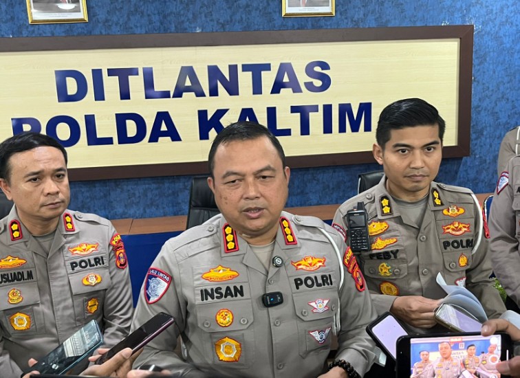 (Tengah) Direktur Lalu Lintas Polda Kaltim, Kombes Pol Ahmad Yanuari Insan. (Teks foto: Sulastri/Dutakaltimnews.com).