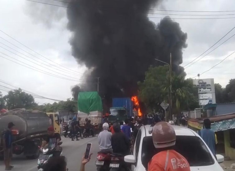 Kebakaran kios penjual bahan bakar eceran di RT 12, Kelurahan Kariangau, Kecamatan Balikpapan Barat, pada Senin (30/3/2026).(Teks foto: Ist/Dutakaltimnews.com).