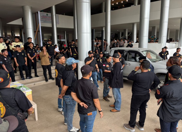 Aliansi organisasi masyarakat Melakukan Aksi Demonstrasi di Kawasan Pasar Tangga Arung Square (Irvan/dutakaltimnews.com)