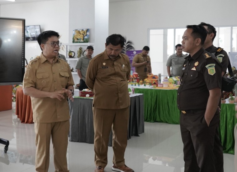 Wakil Bupati Kukar, Rendi Solihin, Melakukan inspeksi mendadak di Pasar Tangga Arung Square. (Irvan/dutakaltimnews.com