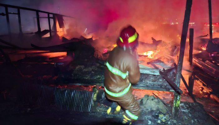 Terjadi Dini Hari, Si Jago Merah Hanguskan Tiga Rumah di Samboja 