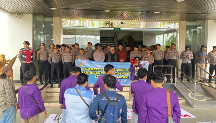 Mahasiswa Unikarta Demo di Depan Kantor Bupati Kukar, Soroti Jalan Rusak dan Truk Hauling