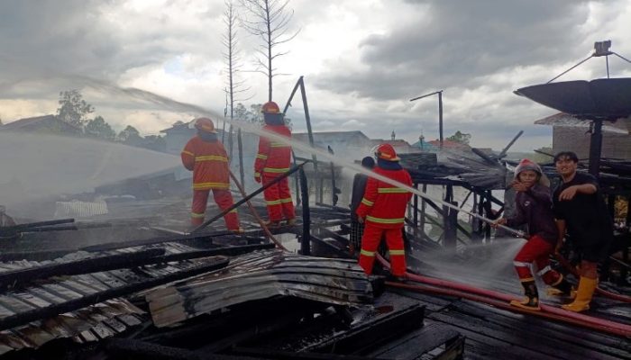 Kebakaran di Kedang Murung Hanguskan Dua Rumah Warga dan Satu Rumah Wale