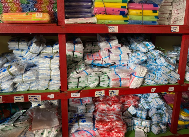 Rak Yang berisi berbagai ukuran kantong plastik di Toko.(Irvan/dutakaltimnews.com