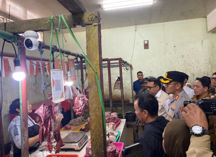 Bupati Kukar, Aulia Rahman Basri Saat Meninjau Pasar Mangkurawang (Irvan/dutakaltimnews.com)