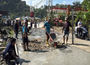 Resah Dengan Jalan Rusak, Warga Loa Kulu Kota Iuran dan Gotong Royong