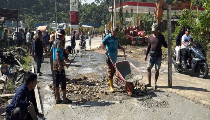 Resah Dengan Jalan Rusak, Warga Loa Kulu Kota Iuran dan Gotong Royong